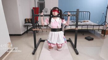 双马尾女仆得全方位禁锢TK。可爱得双马尾女仆小姐姐被全方位禁锢挠脚心