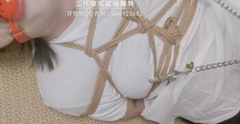 黑丝大长腿娅妤出境，吊缚乳夹各种伺候，起来带着口球放置，嗷嗷直叫