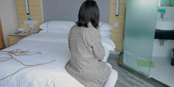 新找来的女生 依然我是喜欢的白丝袜 把妹子绑哭了