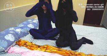 小可+小婉两个萌妹子ZENTAI全包骑坐TK贴身女女百合向互动+丝袜木乃伊式全包束缚！